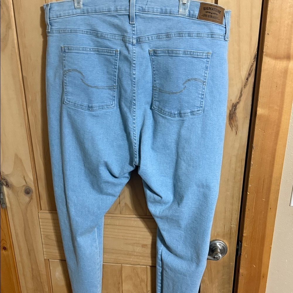 Signature Levi Strauss Light Blue Denim Jeans - Picture 3 of 7